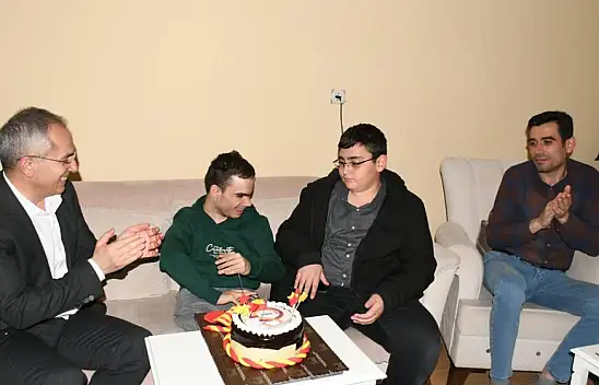 Seydişehir Kaymakamı Pişkin'den görme engelli gence doğum günü sürprizi