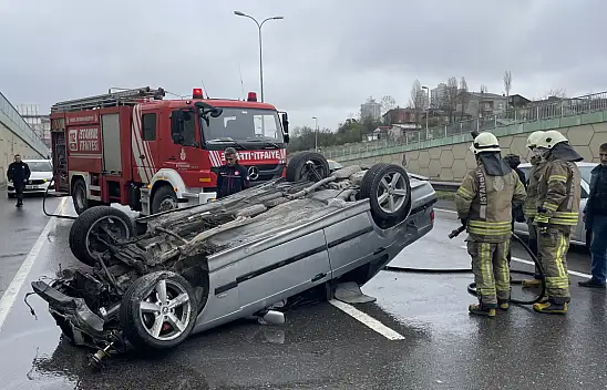 Seyir halindeki araç ters döndü