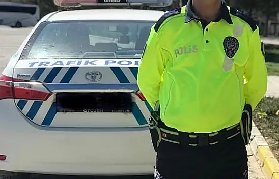 Seyir halindeki araçlara çarpıp kaçtı!