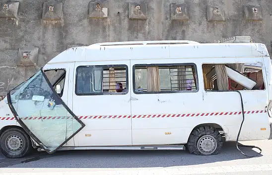 Seyir halindeki minibüs lastiğinin patlaması sonucu devrildi: 12 yaralı