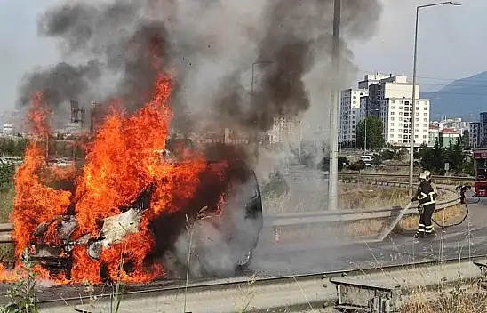 Seyir halindeki otomobil alev alev yandı