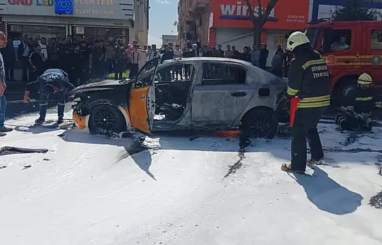 Seyir halindeki ticari taksi alevlere teslim oldu