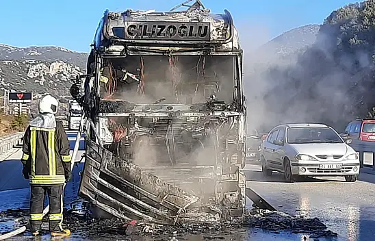 Seyir halindeki tır yanarak kullanılamaz hale geldi