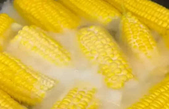 Seyyar satıcıların uyguladığı mısır haşlama tekniği. Mısır lokum gibi ve daha lezzetli oluyor