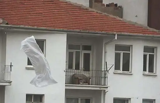 Şiddetli rüzgar o şehri birbirine kattı