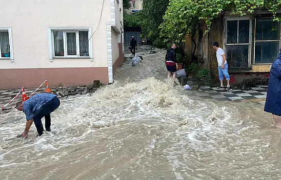 Şiddetli yağış etkisini sürdürüyor! Caddeler sular altında kaldı