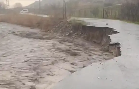 Şırnak'ta sağanak yağış dereler taşmasına yolların çökmesine neden oldu!