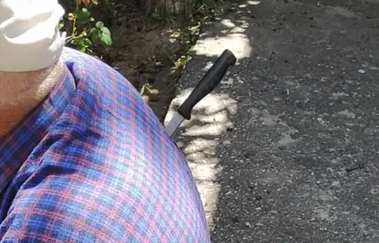 Sırtına saplanan bıçak ile ambulans bekledi