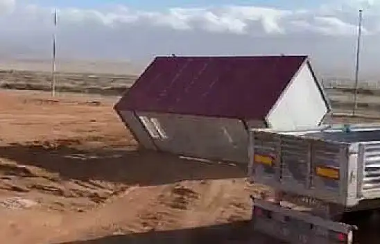 Sivas'ta fırtınaya dayanamayan konteyner ev uçtu