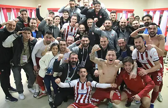 Sivasspor'dan maç sonrası galibiyet pozu