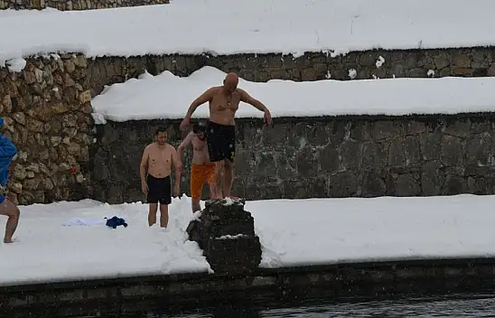 Soğuk su ve soğuk havaya rağmen yüzme festivali yapıldı: Görenler inanamadı!