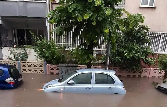 Sokaklar göle döndü, birçok bina ve işyerini su bastı