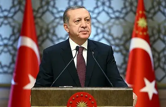 SON DAKİKA: Cumhurbaşkanı Erdoğan, Kısıklı'daki konutunun önünde bekleyen halka hitap ediyor.