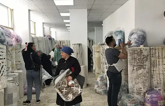 Su basan depoda ıslanan halıları zararına satışa çıkarttı