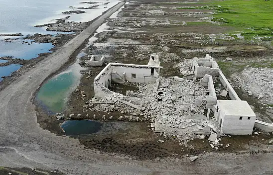 Suların çekilmesiyle ortaya çıkan manzara görenleri hayrete düşürdü!