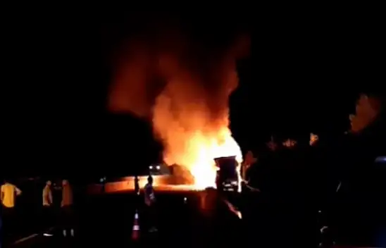 Sürücü hemen tırı sağa çekip tehlikeyi önceden farketti