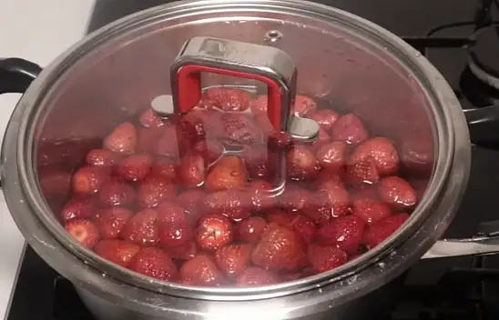 Tam kıvamında çilek reçeli için bu yöntemi deneyin! Asla şekerlenmiyor senelerce bozulmuyor…