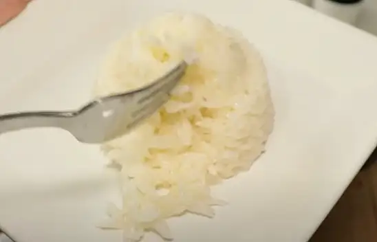 Tane tane pirinç pilavının püf noktası 35 yıllık aşçı pişirirken tencereye ekliyor…