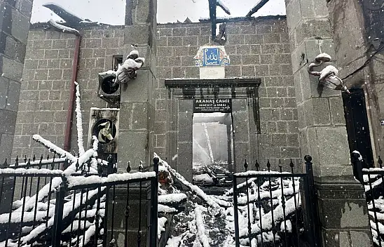 Tarihi camide çıkan yangın hasara neden oldu!