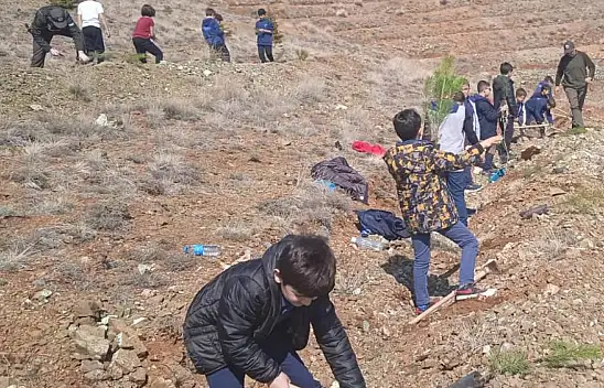 TEDEM öğrencileri ağaç dikerek, geleceğe nefes oluyorlar
