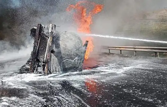 Tır kamyonetle çarpıştı: 2 ölü, 4 yaralı