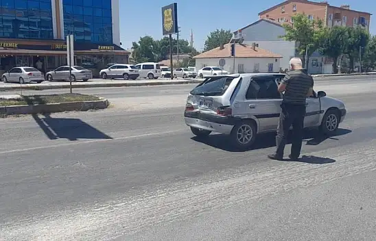 TIR otomobile çarptı