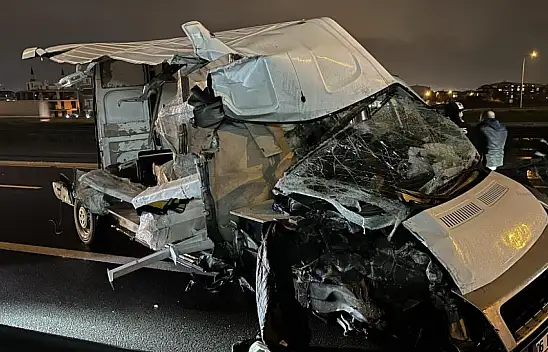 Tıra arkadan çarpan hafif ticari araç ikiye bölündü