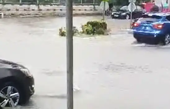 Trakya'da sağanak yağış yolları göle çevirdi