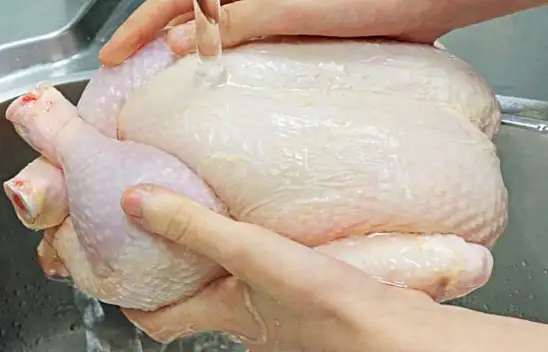 Tüm şeflerin önerisi. Buzluktan çıkardığınız tavuğu en hızlı çözdürme tüyosu!