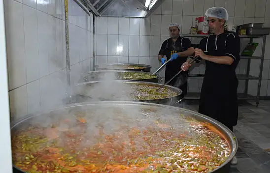Türk Kızılay deprem bölgesinde sıcak yemek dağıtıyor