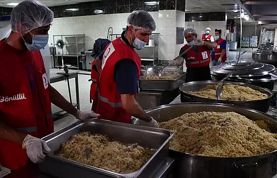 Türk Kızılay, deprem bölgesindeki yardımlarını sürüyor