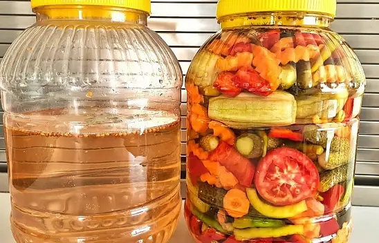 Turşu suyu böyle yapıldığında asla bozulmuyor. Bu iki malzemeyi ekleyin! Ne bozuluyor ne koku yapıyor