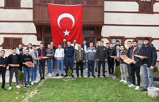 Tutal Asker Adayları İle Buluştu! Türk Bayrağı ve Kuran-ı Kerim hediye etti!