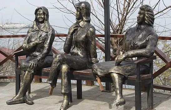 'Üç kız heykeli' yine tahrip edildi