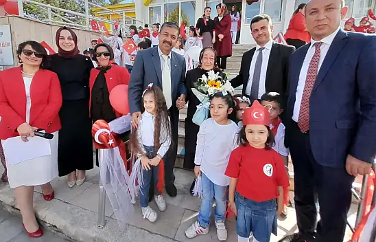 Ümide-Güler Atsüren Anaokulu'nun miniklerinden 100.Yıl Coşkusu ve Bayrak Sergisi