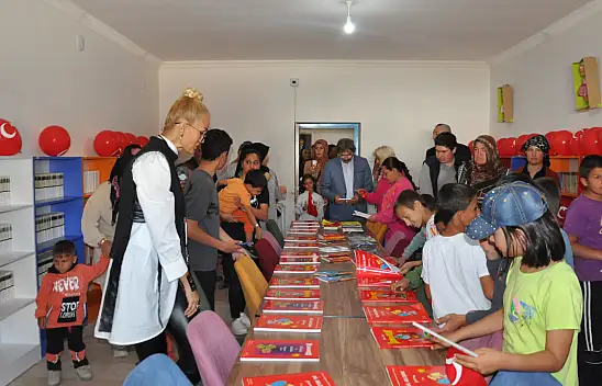 Ünlü manken Tuğba Özay Konya'ya geldi! Kültür Merkezi ve Kütüphane açılışı yaptı!