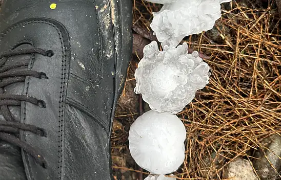 Urfa'ya yumurta büyüklüğünde dolu yağıyor