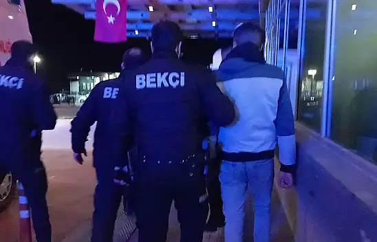 Üzerinden komando bıçağı çıkan genç, gözaltına alındı!