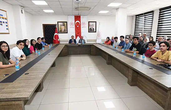 Vali Özkan, YKS'de ilk 100'e giren Konyalı öğrencileri misafir etti