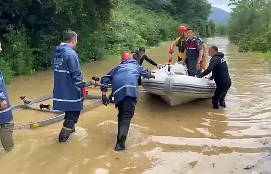 Vatandaşları kurtarmaya giderken onlar mahsur kaldı