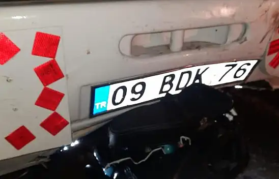 Virajı alamayan motosiklet kamyonete çarptı