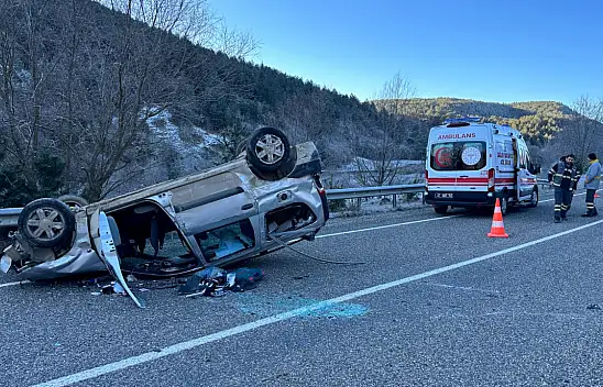 Virajı alamayan ticari araç takla attı