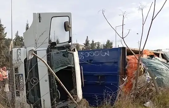 Virajı alamayan tır devrildi: Kabinde sıkışan sürücüyü itfaiye ekipleri kurtardı