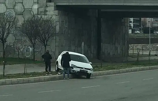 Virajı alamayınca refüje çıktı