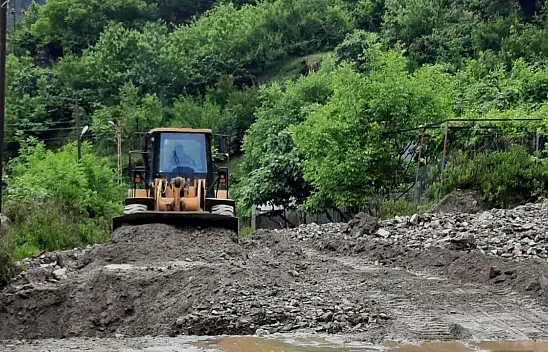 Yağmur ulaşımı da etkiledi: Yollar kapandı!