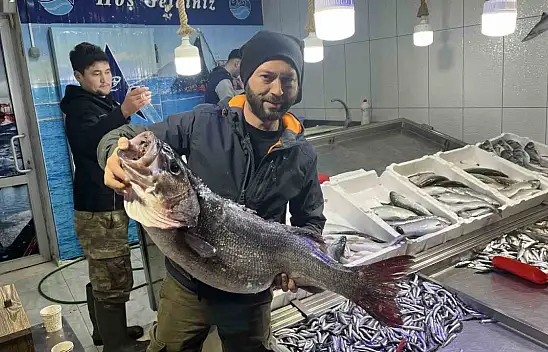 Yakaladığı levreği tartıp şaşkına döndü