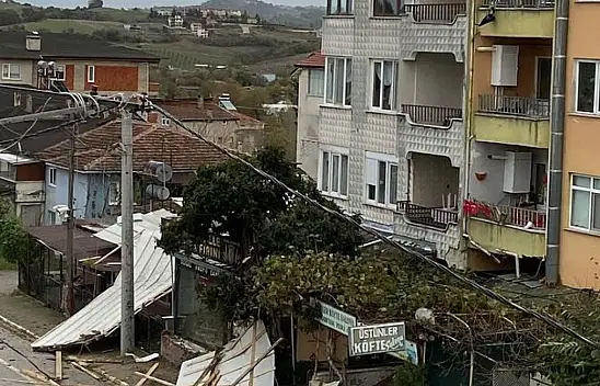 Yalova'da fırtınanın savurduğu çatı parçaları 2 kişiyi yaraladı