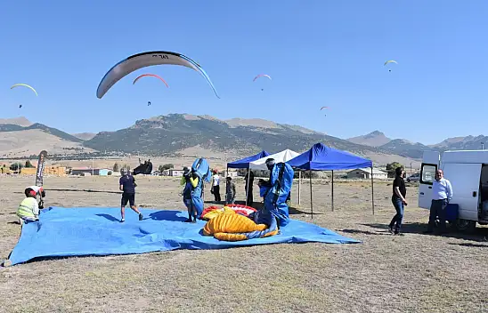 Yamaç paraşütçüleri Konya'ya renk kattı