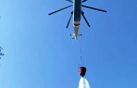 Yangını görüntülemeye çalışan muhabirlerin zor anları