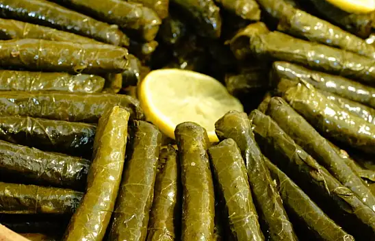 Yaprak sarma sert oluyorsa bu yöntemle yumuşacık oluyor! Dolma yaparken bilmeniz gereken pişirme sırrı